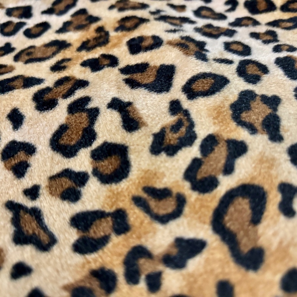 Secret Treasures Cozy Luxe Leopard Print Velour Pajama Set Sweatshirt & Joggers - Picture 9 of 10